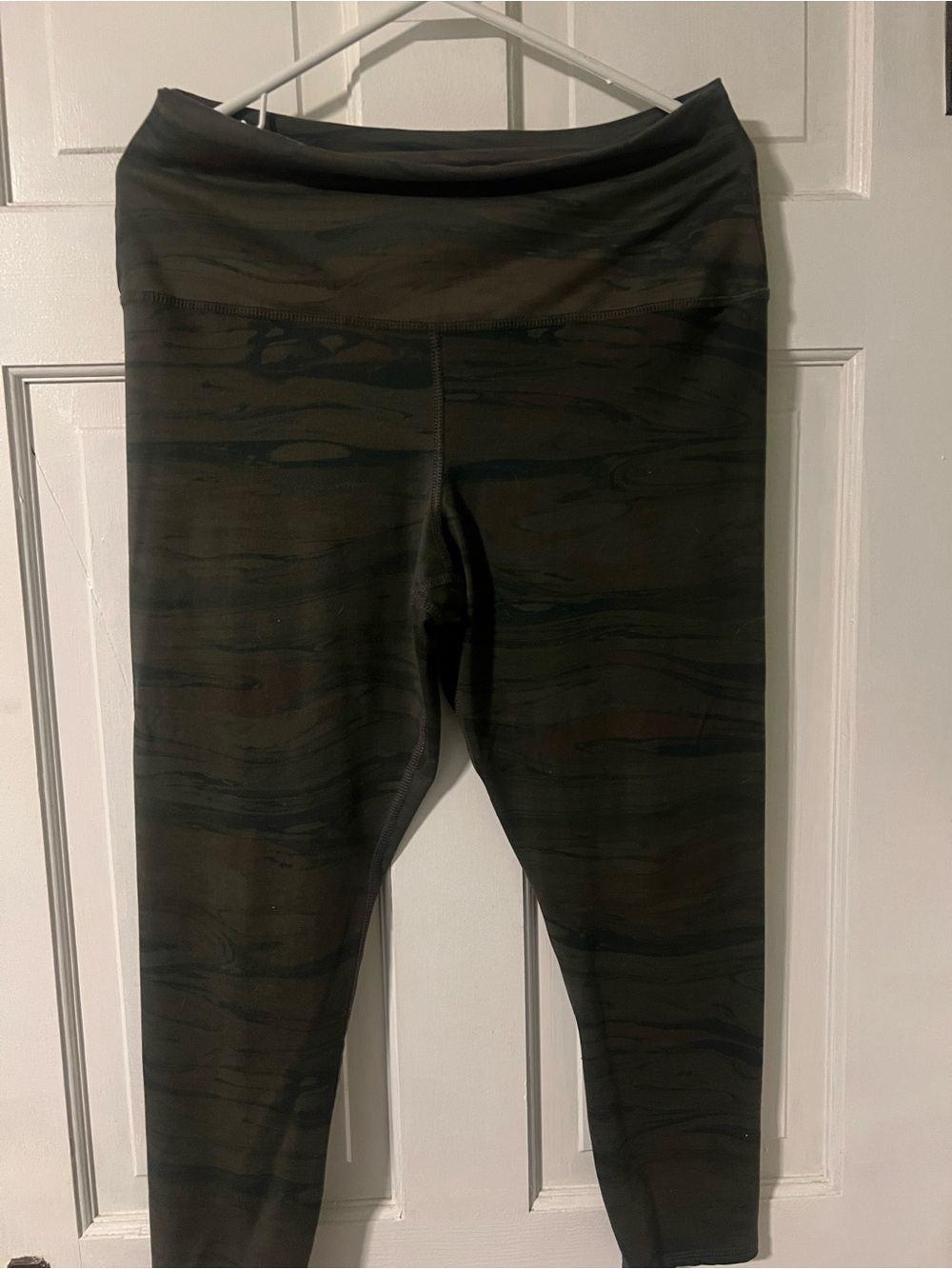 Women’s High-Waist Performance Leggings in Olive Camo